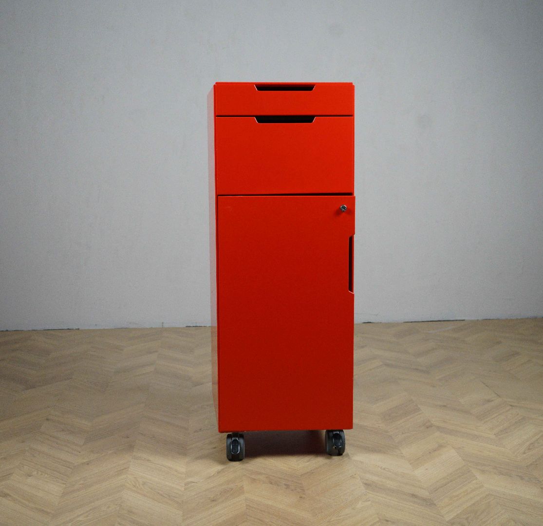 Frontbillede af rødt Caddie Modul personaleskab – moderne opbevaringsløsning på hjul med kompakt design.